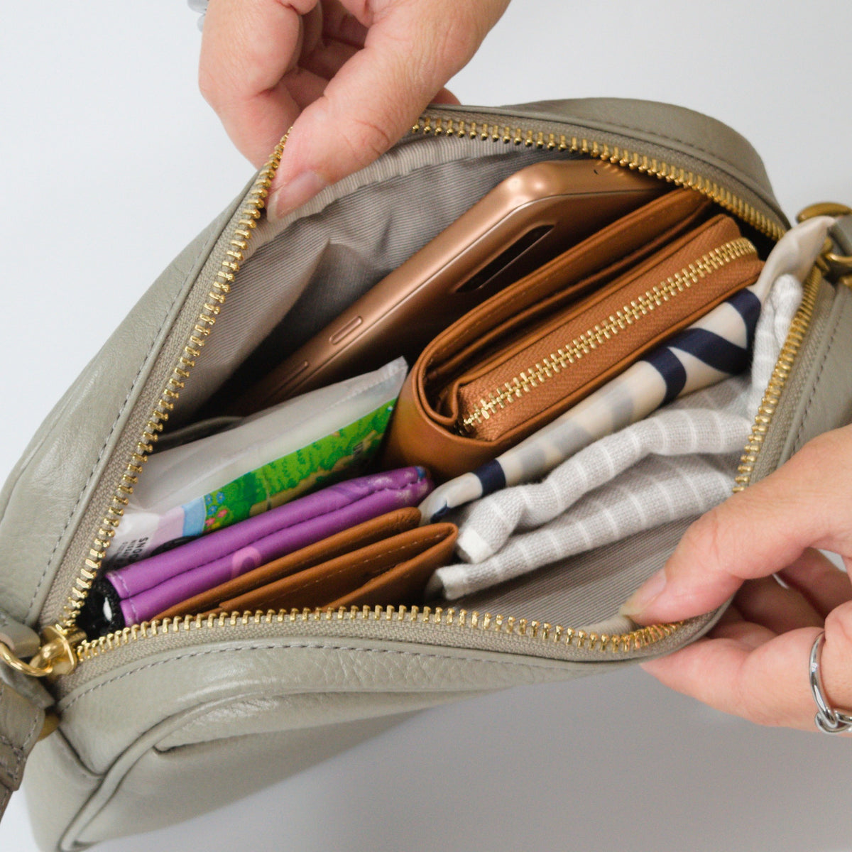 オリーブレザー ビーンズショルダー