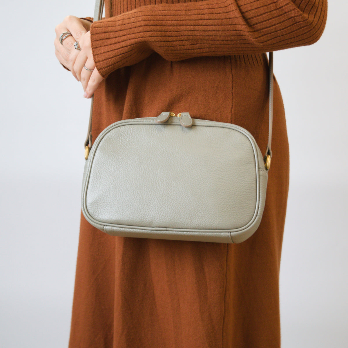 オリーブレザー ビーンズショルダー