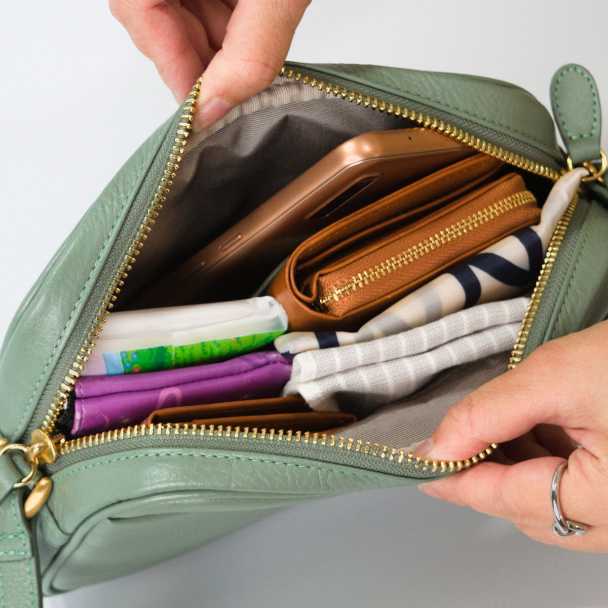 オリーブレザー ビーンズショルダー