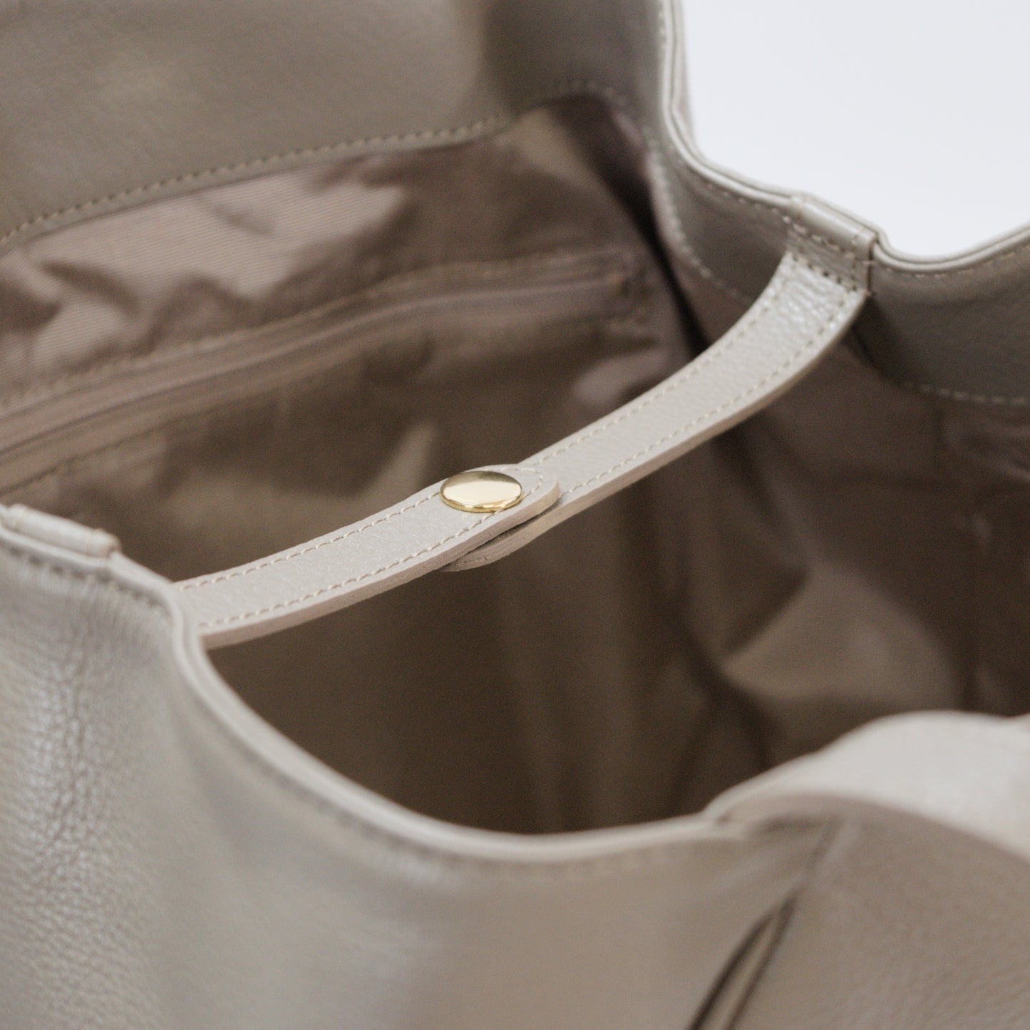 オリーブレザー フォルムチェンジA4トート