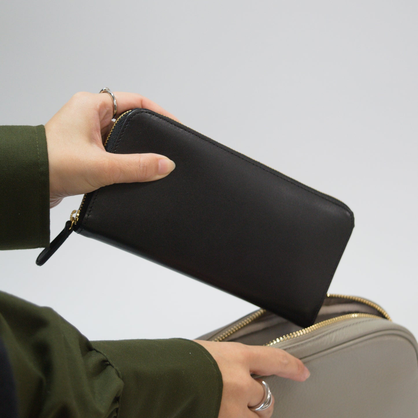 ムラ染めレザーのラウンドファスナー長財布