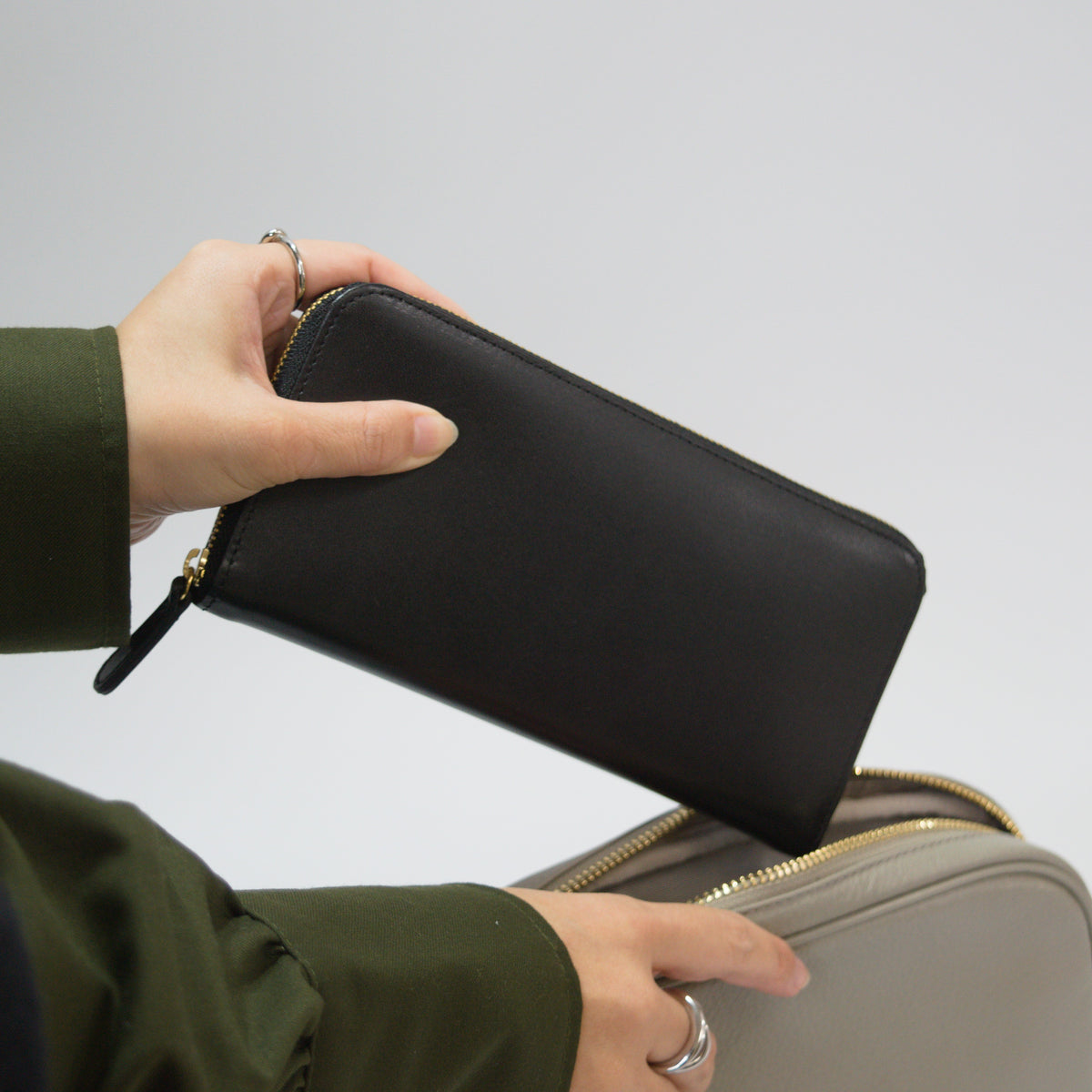 ムラ染めレザーのラウンドファスナー長財布