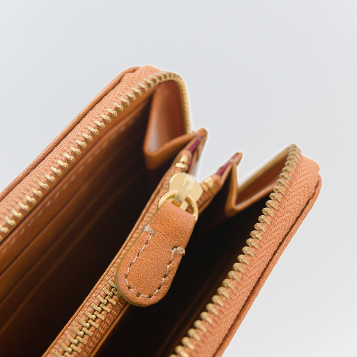 ムラ染めレザーのラウンドファスナー長財布