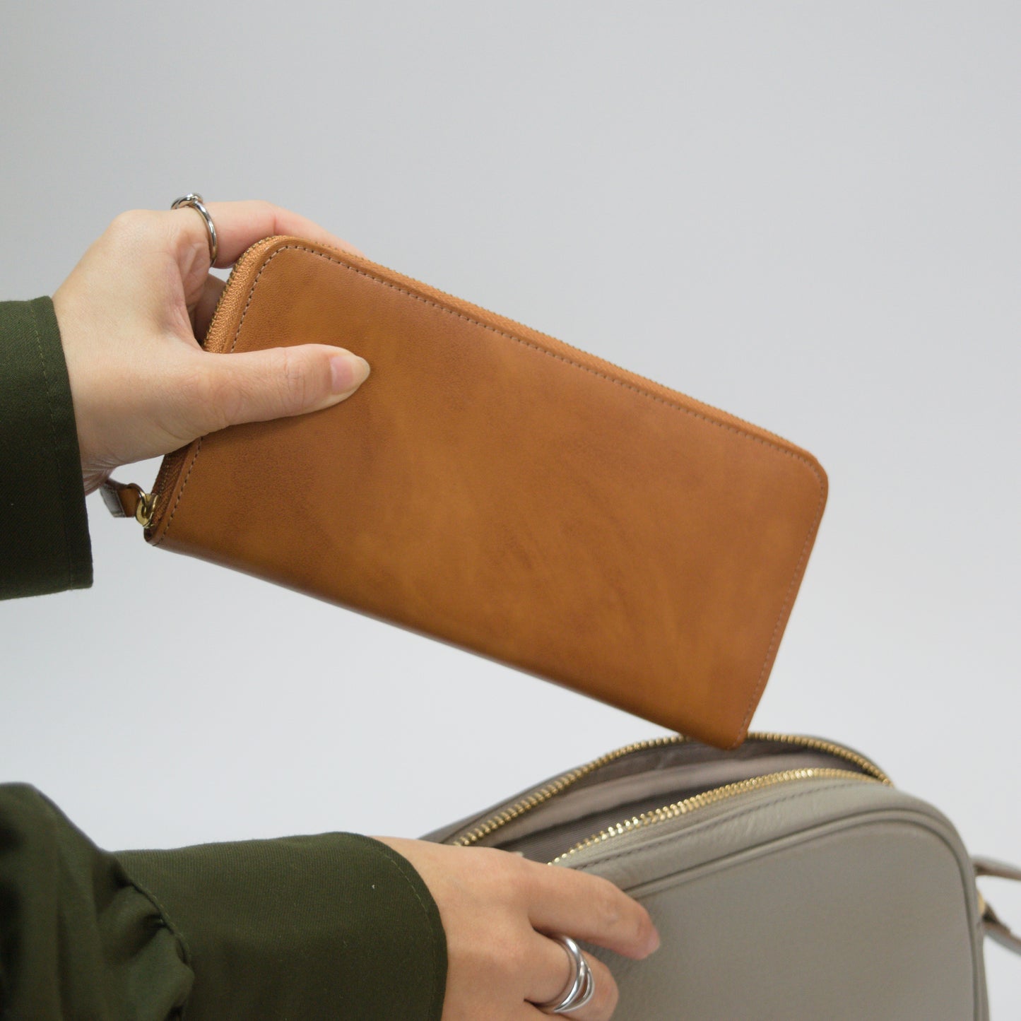 ムラ染めレザーのラウンドファスナー長財布