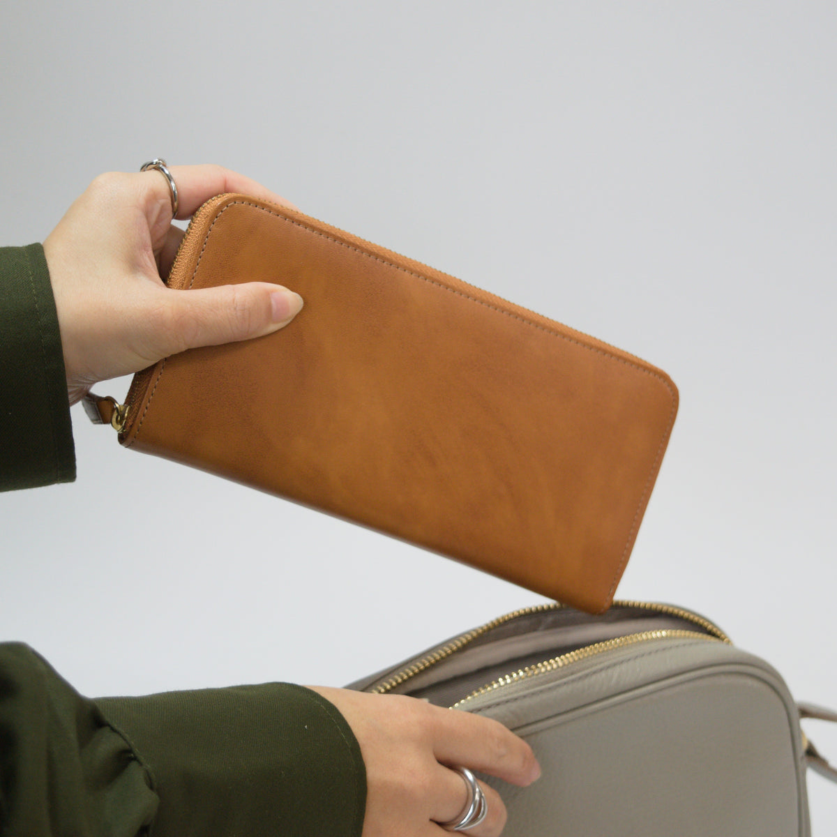 ムラ染めレザーのラウンドファスナー長財布