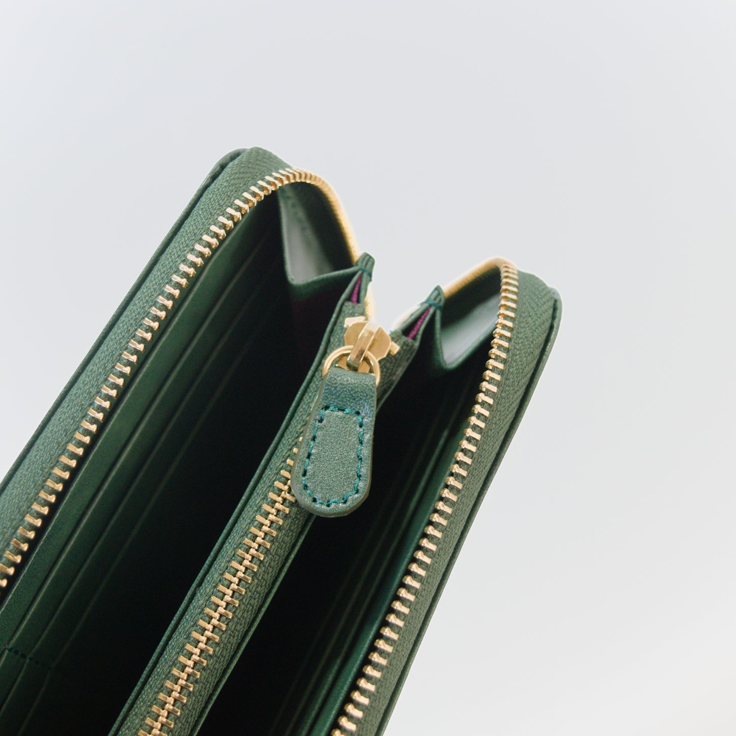 ムラ染めレザーのラウンドファスナー長財布