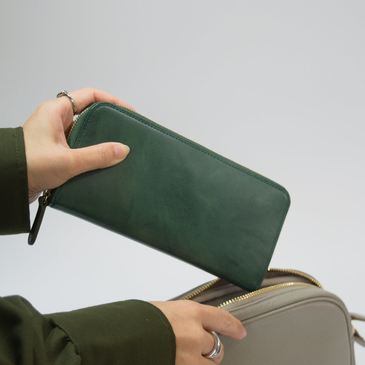 ムラ染めレザーのラウンドファスナー長財布<br>color：Green