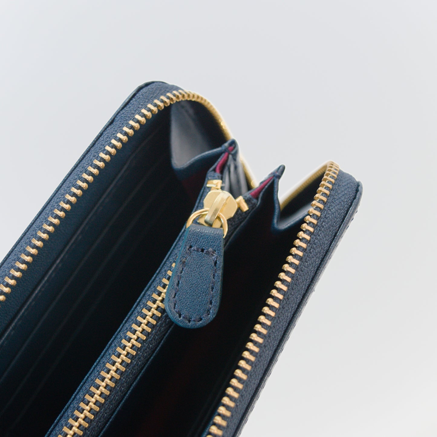 ムラ染めレザーのラウンドファスナー長財布