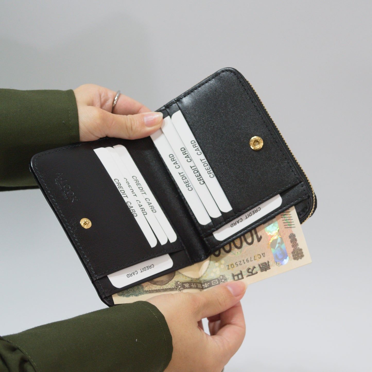 ムラ染めレザーのラウンドファスナー短財布