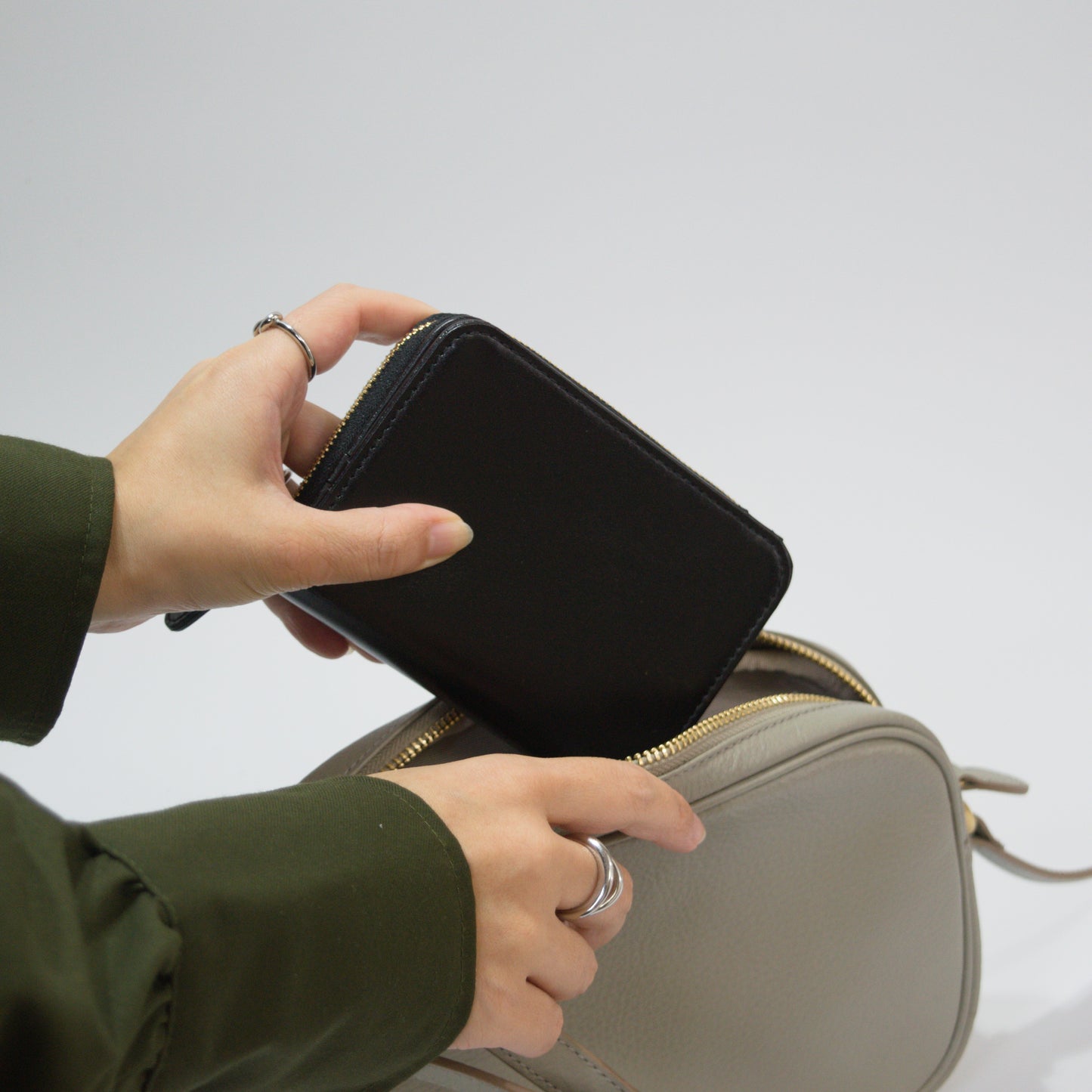 ムラ染めレザーのラウンドファスナー短財布