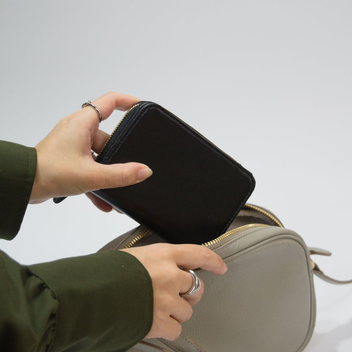 ムラ染めレザーのラウンドファスナー短財布