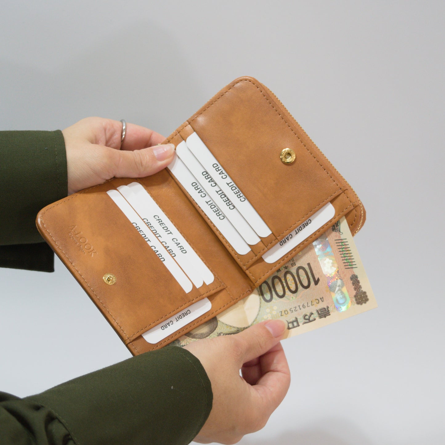 ムラ染めレザーのラウンドファスナー短財布