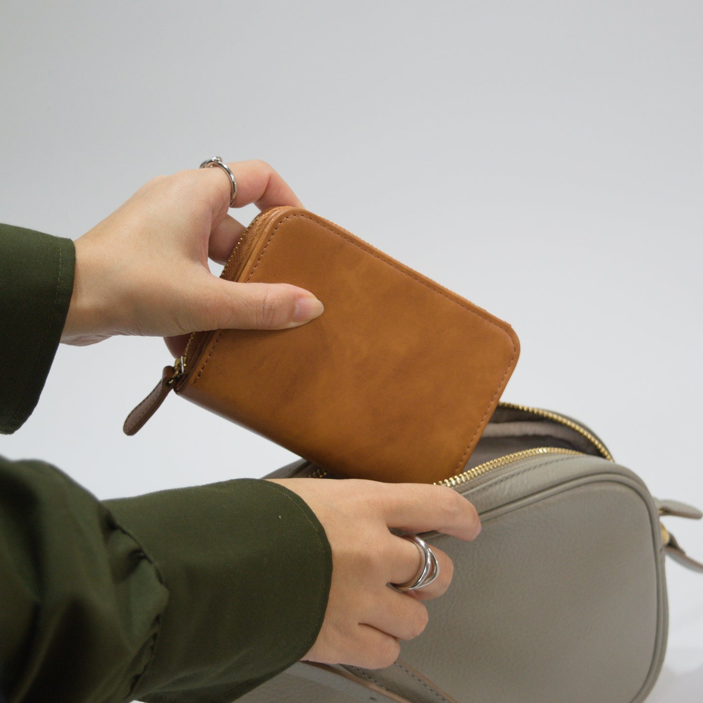 ムラ染めレザーのラウンドファスナー短財布