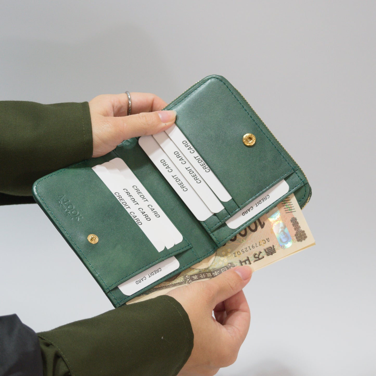 ムラ染めレザーのラウンドファスナー短財布