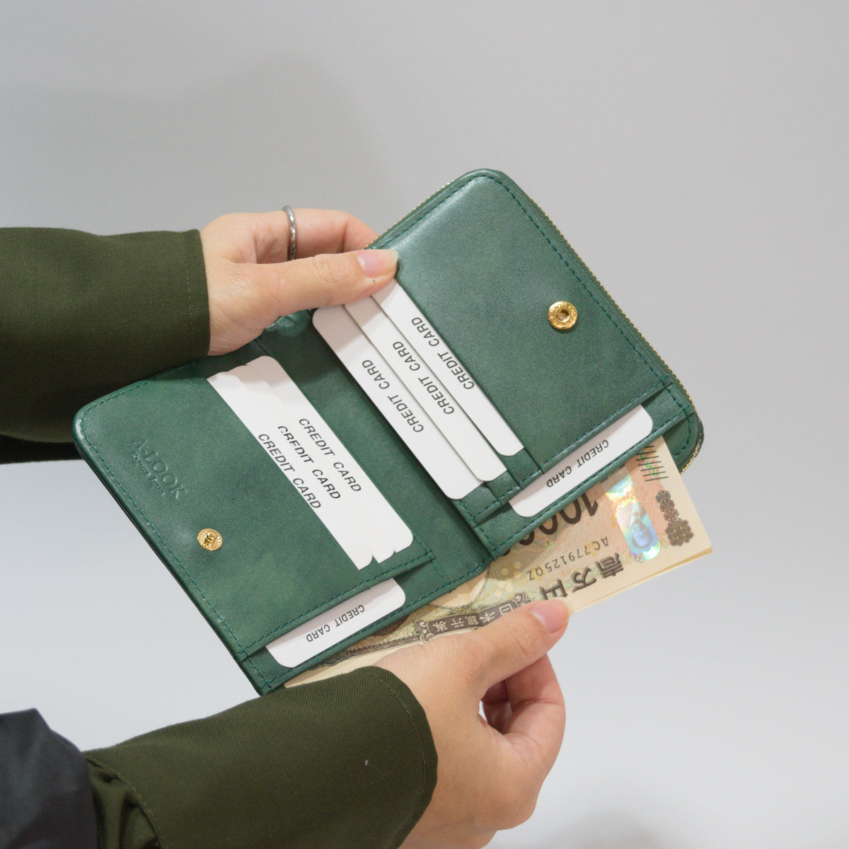 ムラ染めレザーのラウンドファスナー短財布