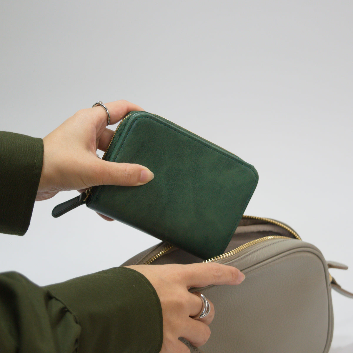 ムラ染めレザーのラウンドファスナー短財布