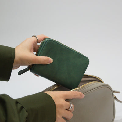 ムラ染めレザーのラウンドファスナー短財布