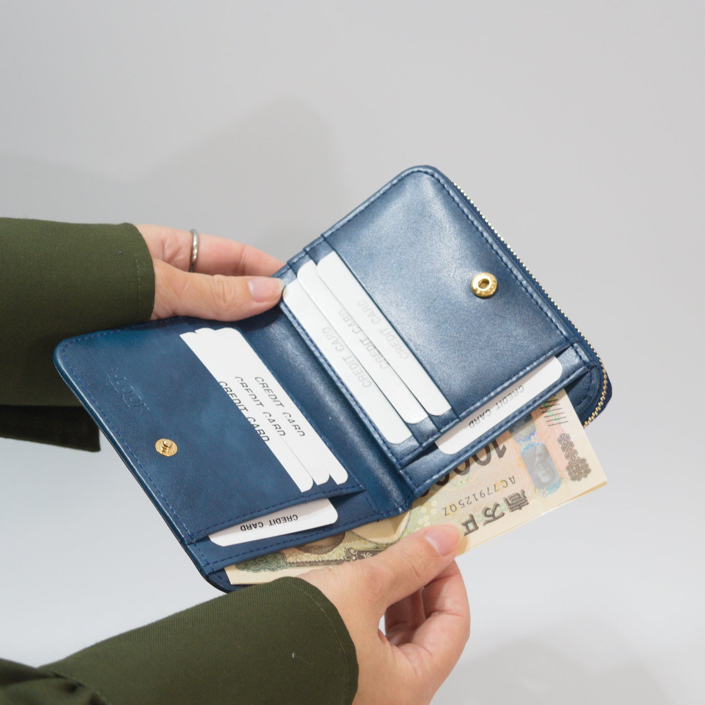 ムラ染めレザーのラウンドファスナー短財布