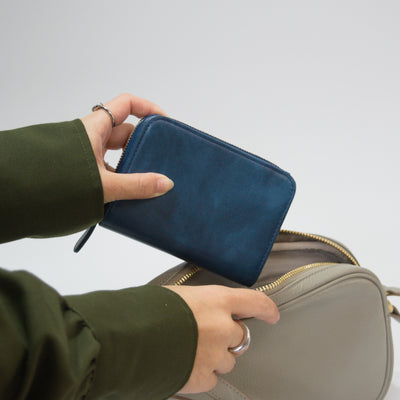 ムラ染めレザーのラウンドファスナー短財布