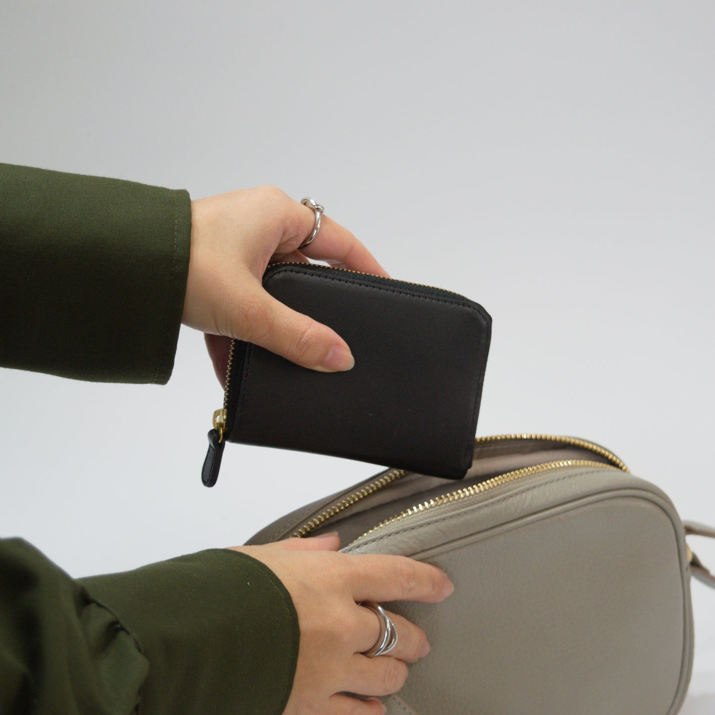 ムラ染めレザーのラウンド小銭入れ