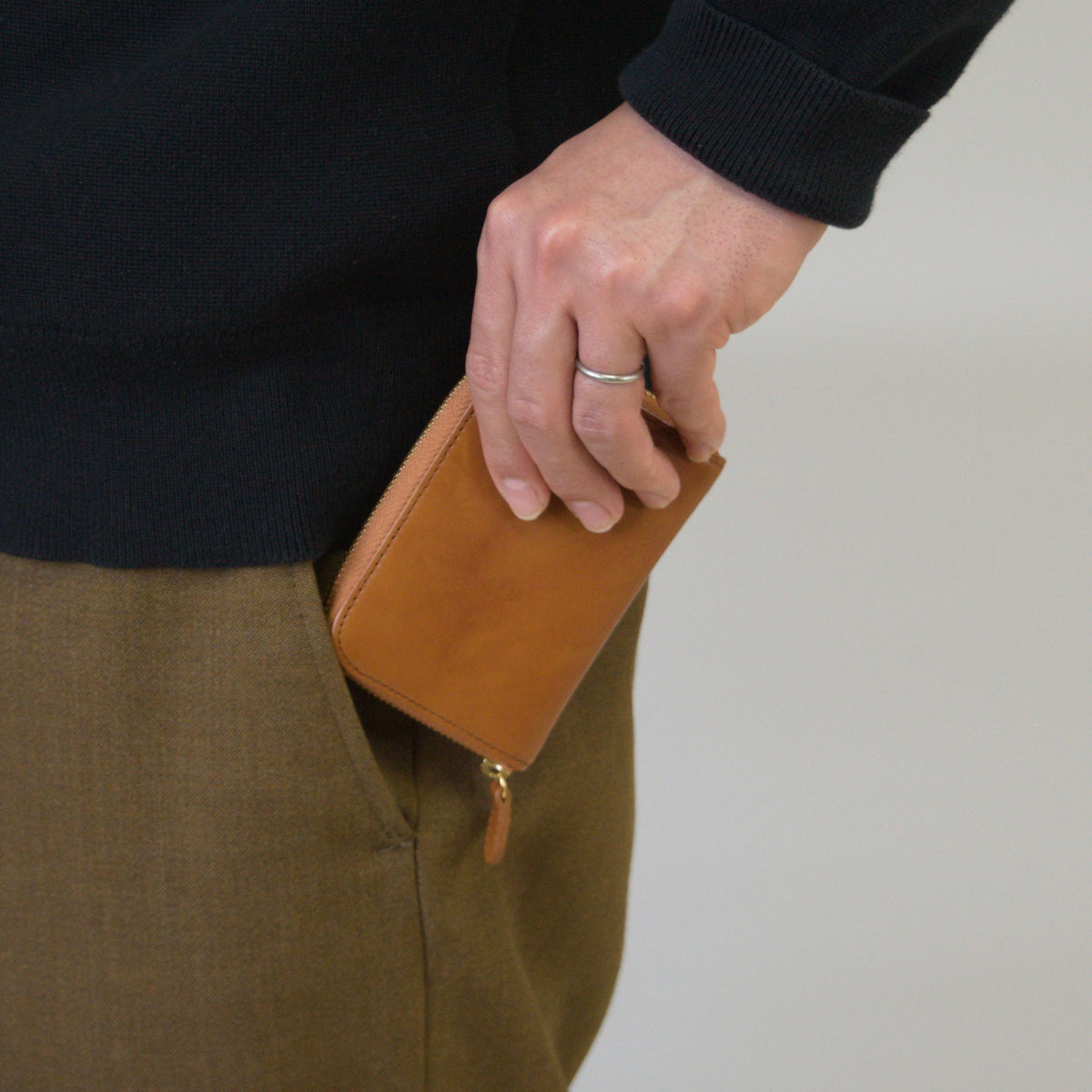 ムラ染めレザーのラウンド小銭入れ<br>color：Camel