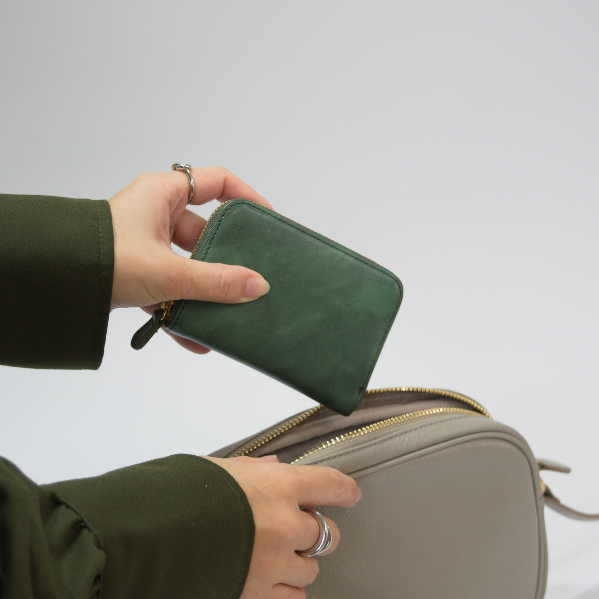 ムラ染めレザーのラウンド小銭入れ