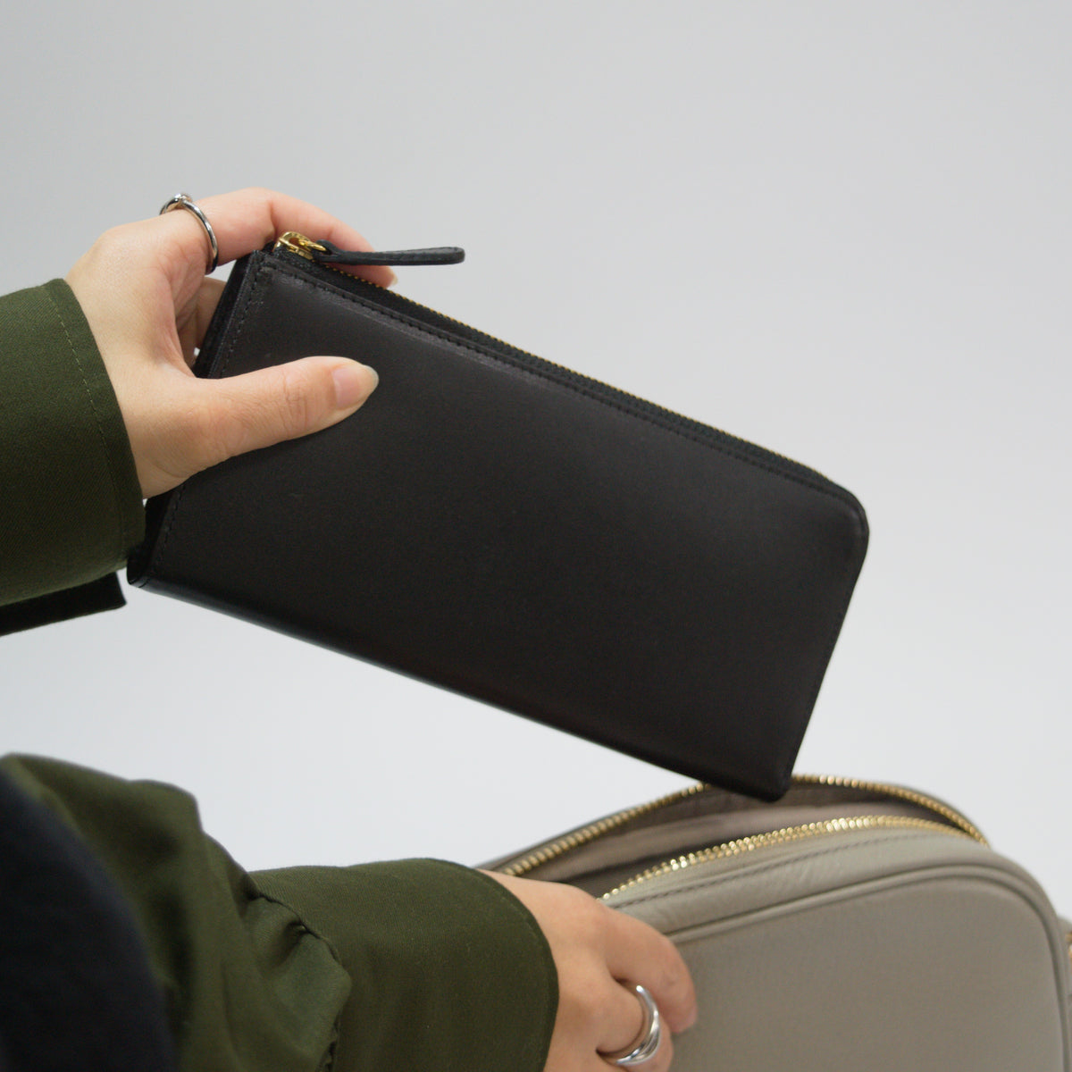 ムラ染めレザーのマチ付きL字束入れ