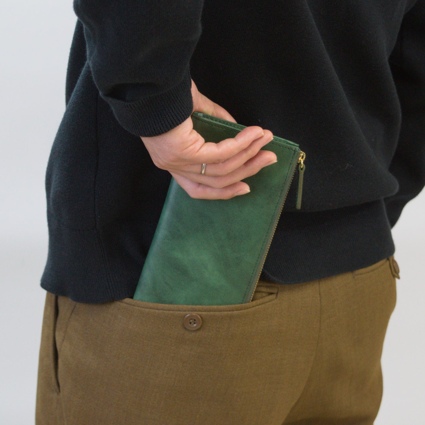 ムラ染めレザーのマチ付きL字束入れ