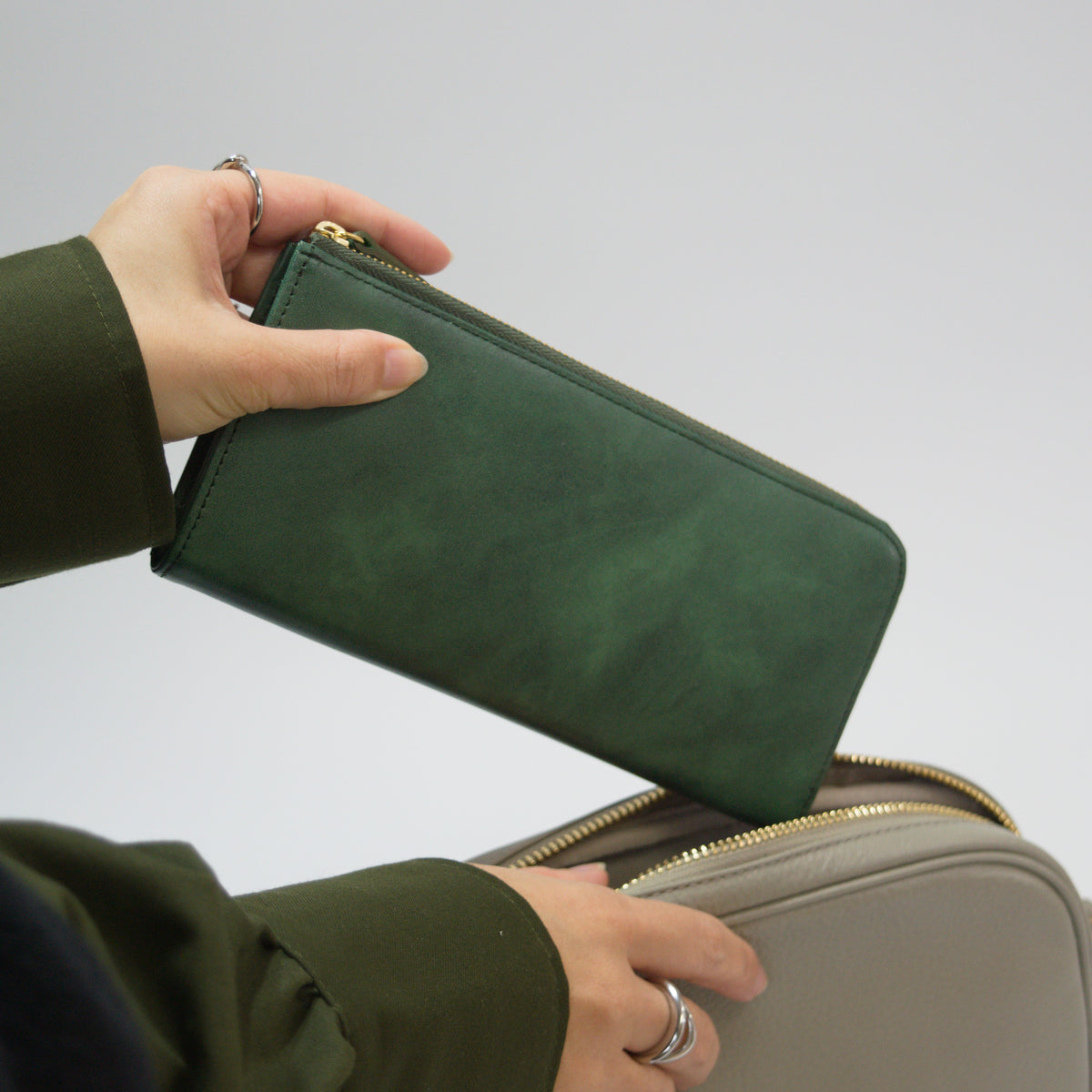 ムラ染めレザーのマチ付きL字束入れ