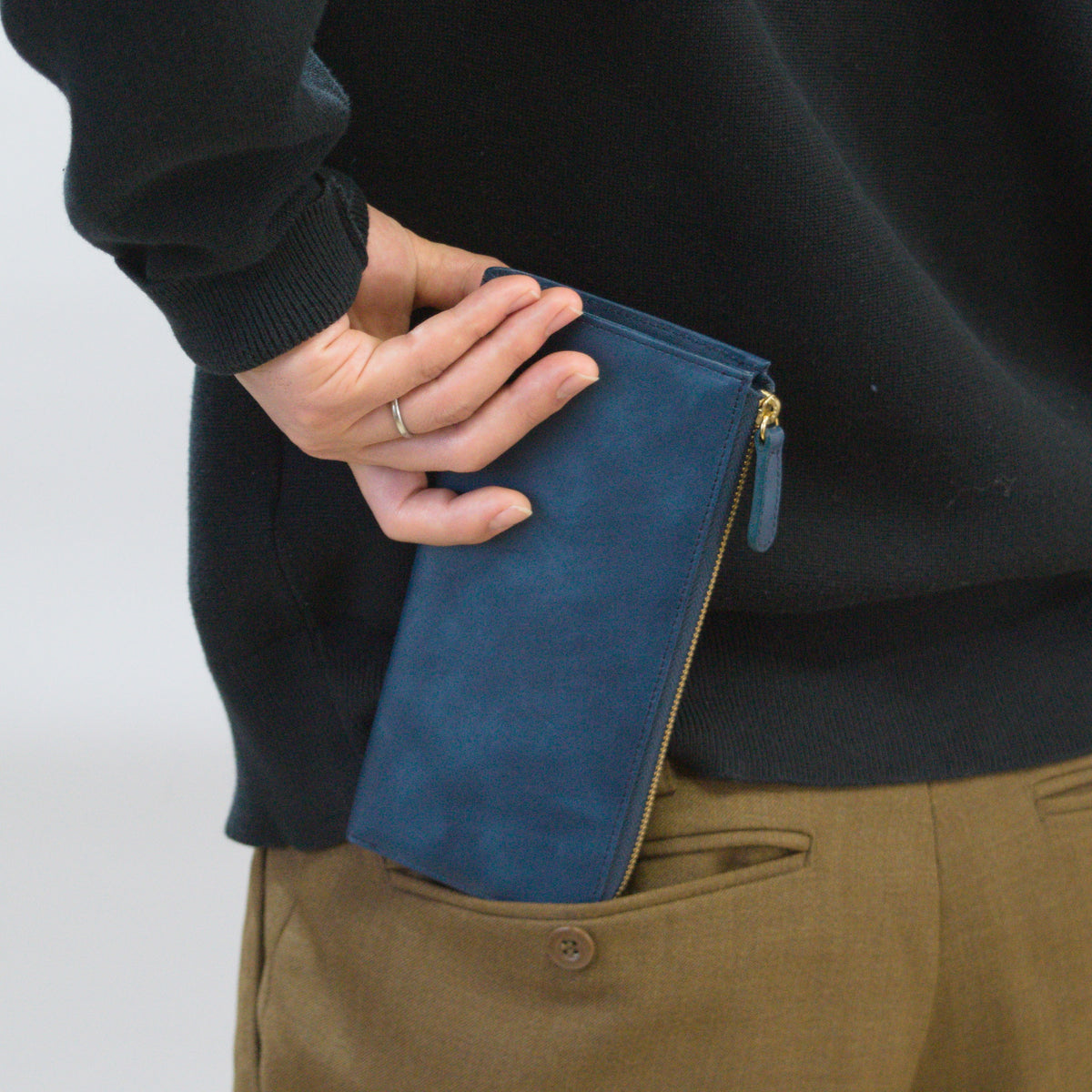 ムラ染めレザーのマチ付きL字束入れ