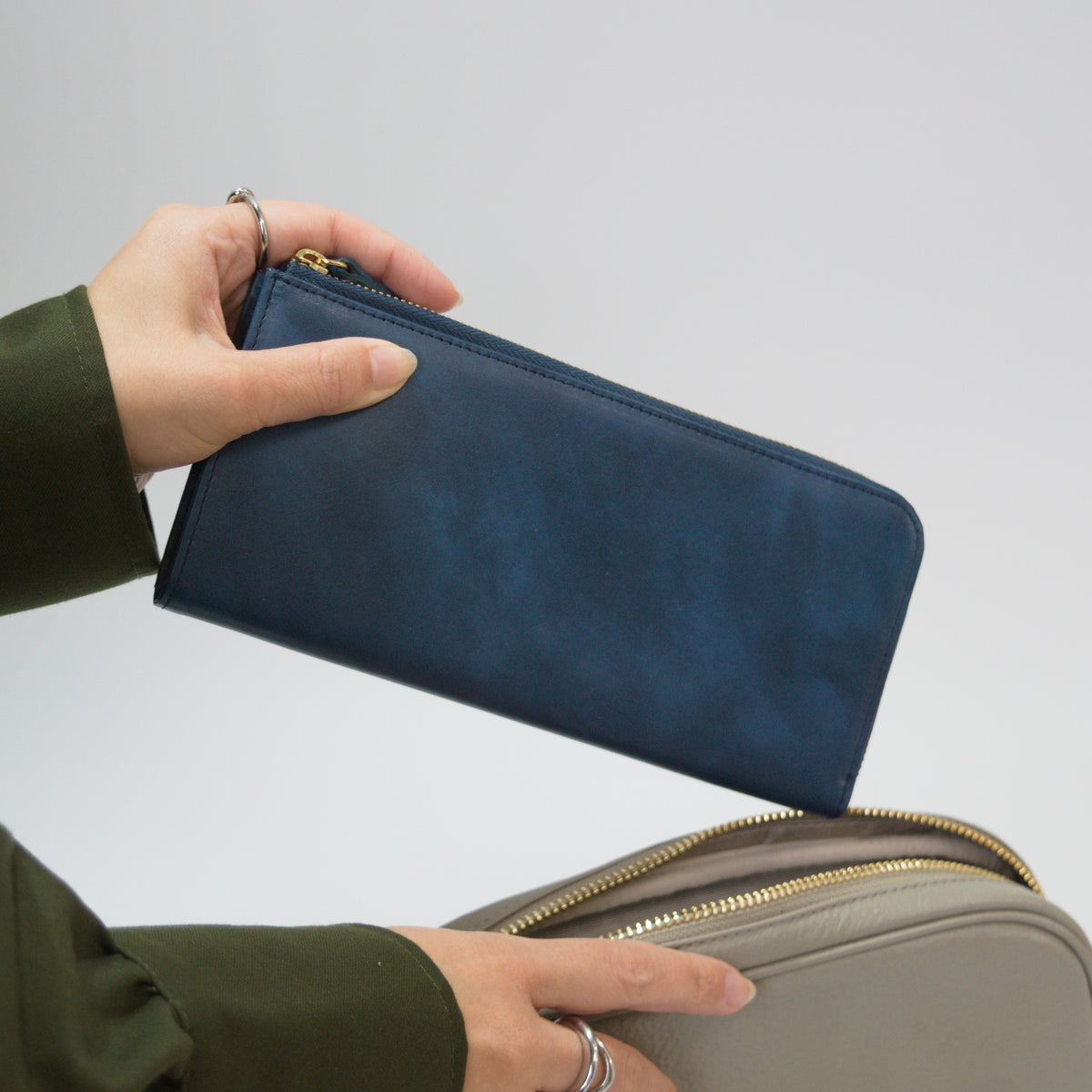 ムラ染めレザーのマチ付きL字束入れ